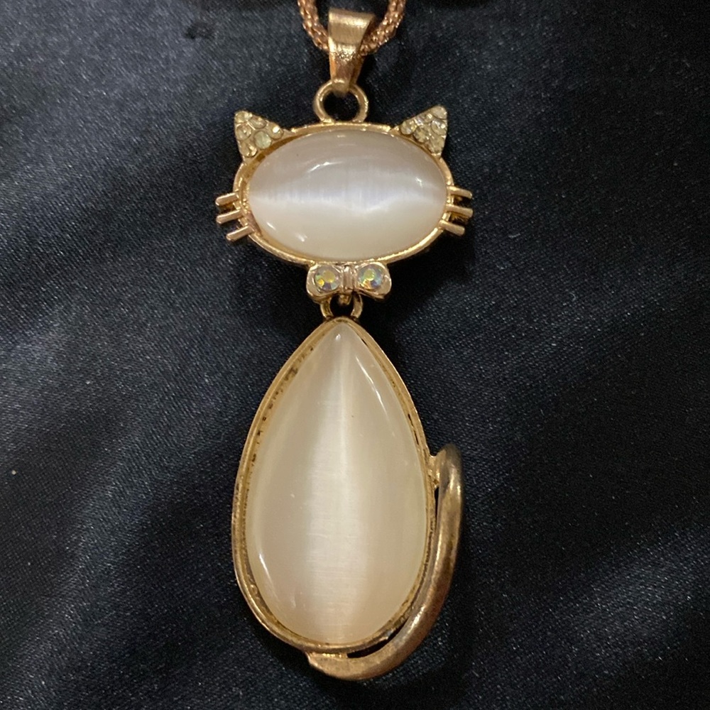 NWOT White Stone with White Crystals Cat Necklace